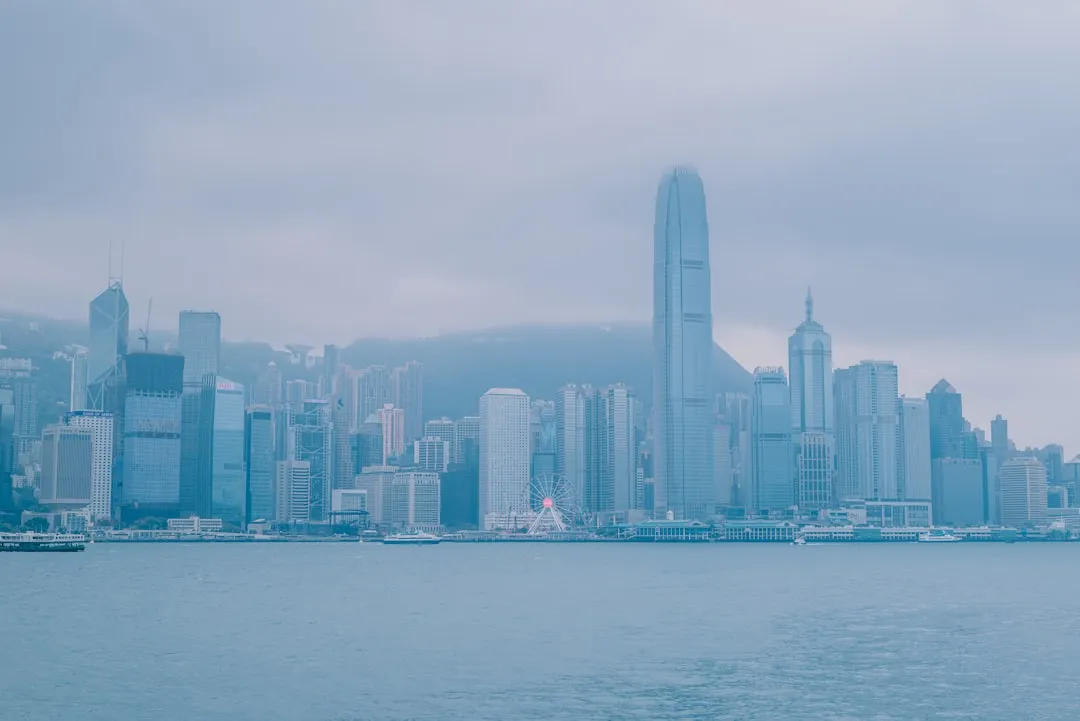 工商业屋顶光伏组件选型对比:单晶硅与多晶硅的效能差异分析